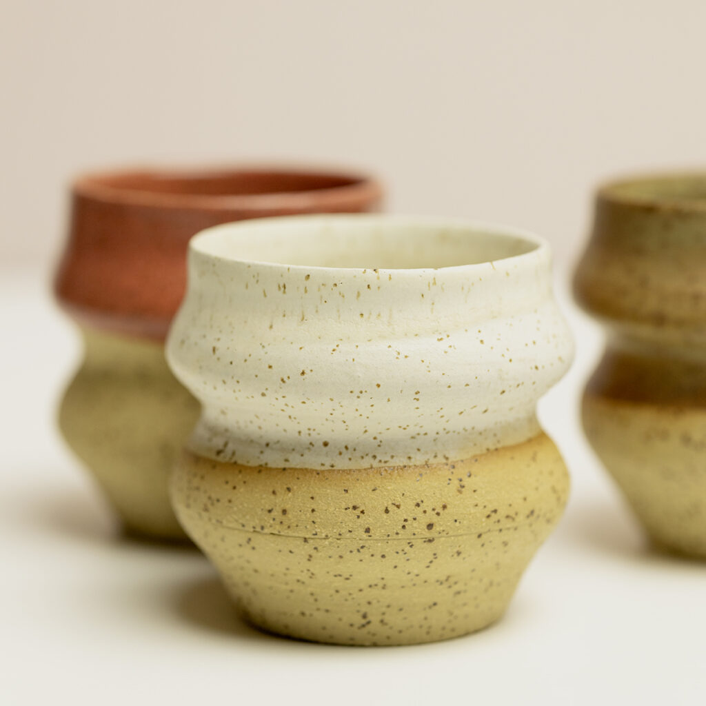 biały kubeczek Syrenka, ceramiczne kubeczki z piegowatej gliny, szkliwione na biało, czerwono i brązowo-zielono