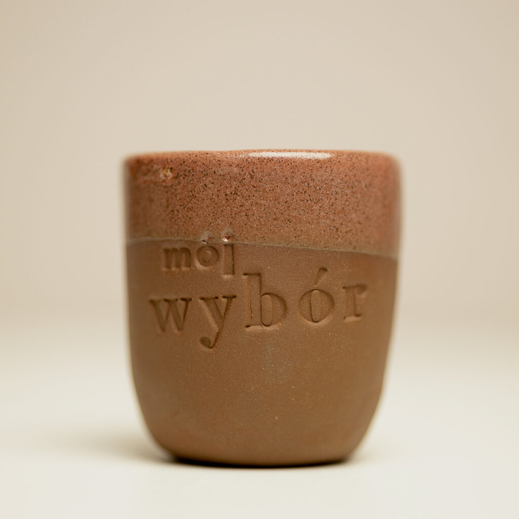 Ceramiczny kubeczek ręcznie robiony w Warszawie z napisem mój wybór.