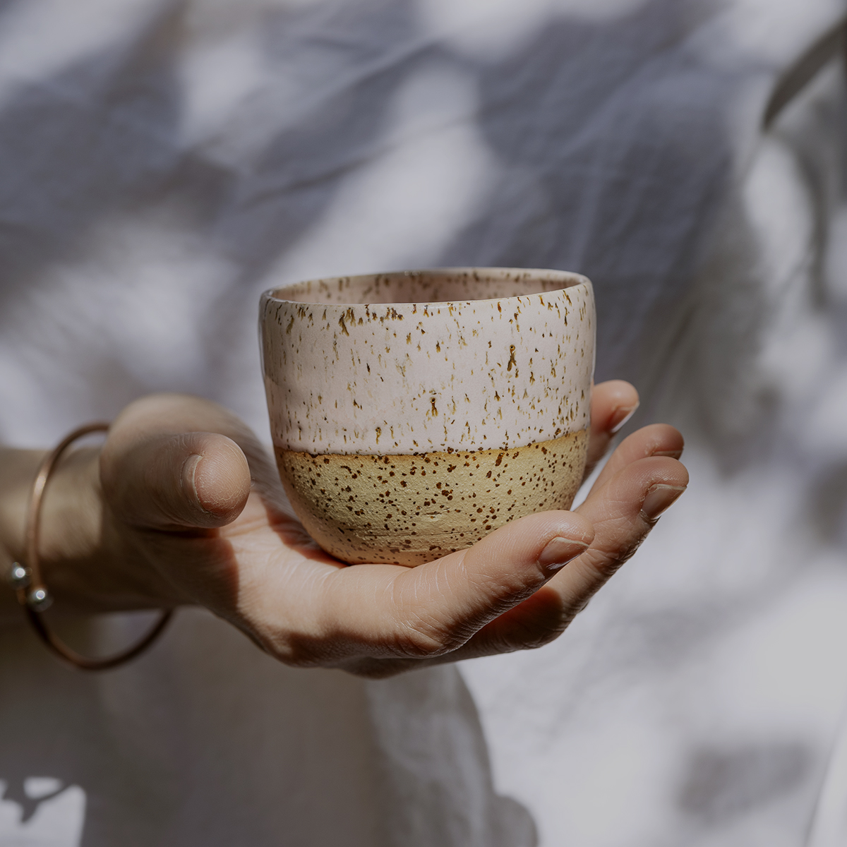 ceramiczna czarka z piegowatej gliny szkliwiona pudrowym różem