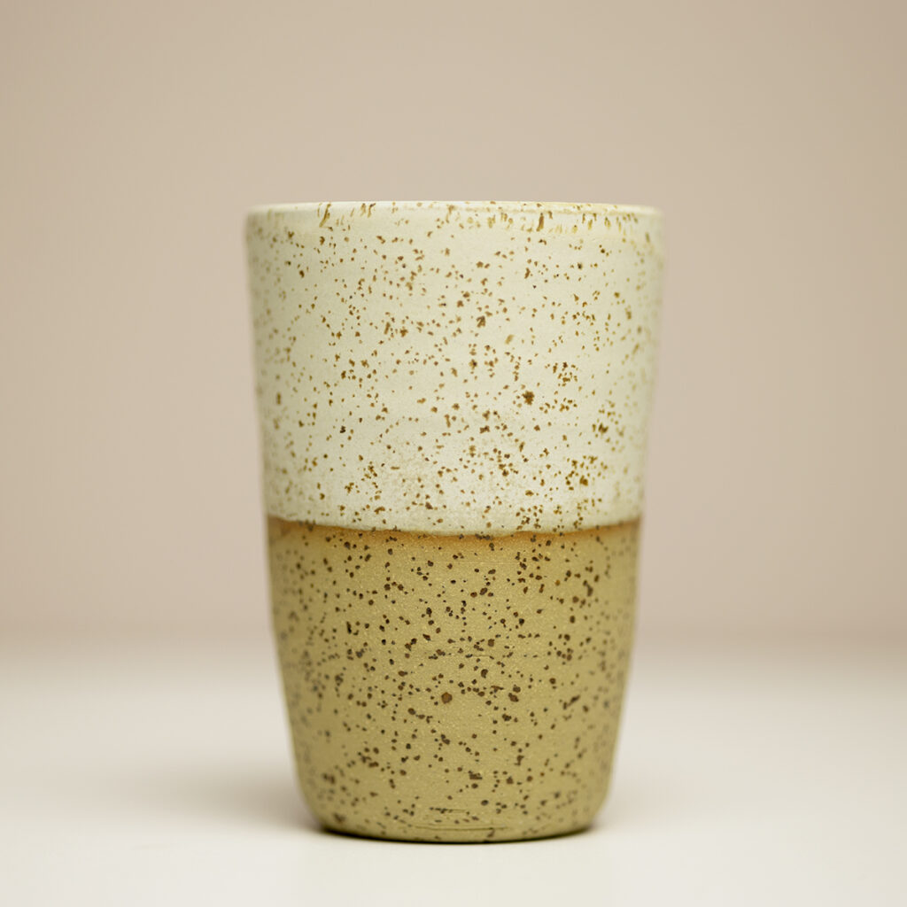 kubek Piegus, ceramiczny kubek z piegowatej gliny w kolorze białym, kubek na latte, duży kubek