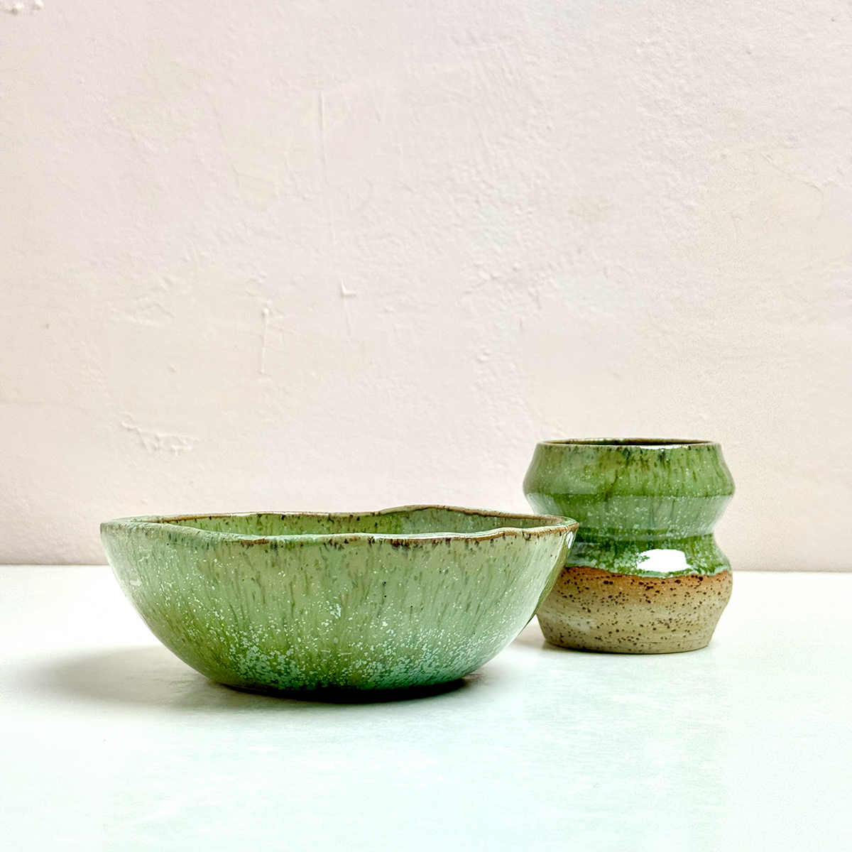 kubeczek Syrenka, ceramiczy kubeczek z piegowatej gliny, szkliwiony na zielono