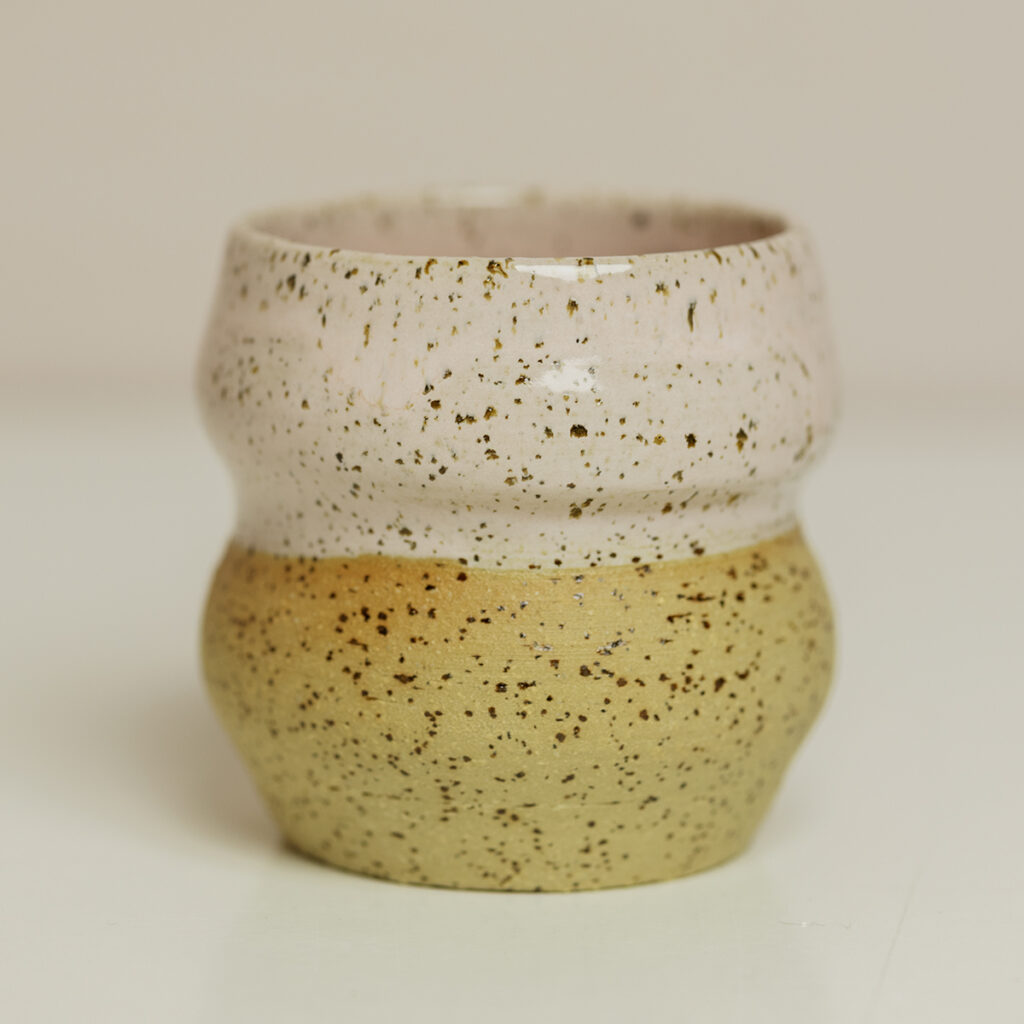kubeczek Syrenka, ceramiczy kubeczek z piegowatej gliny, szkliwiony na różowo