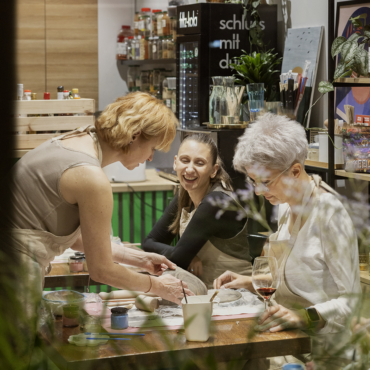 Dwie kobiety na warsztatach w Cafe Freya