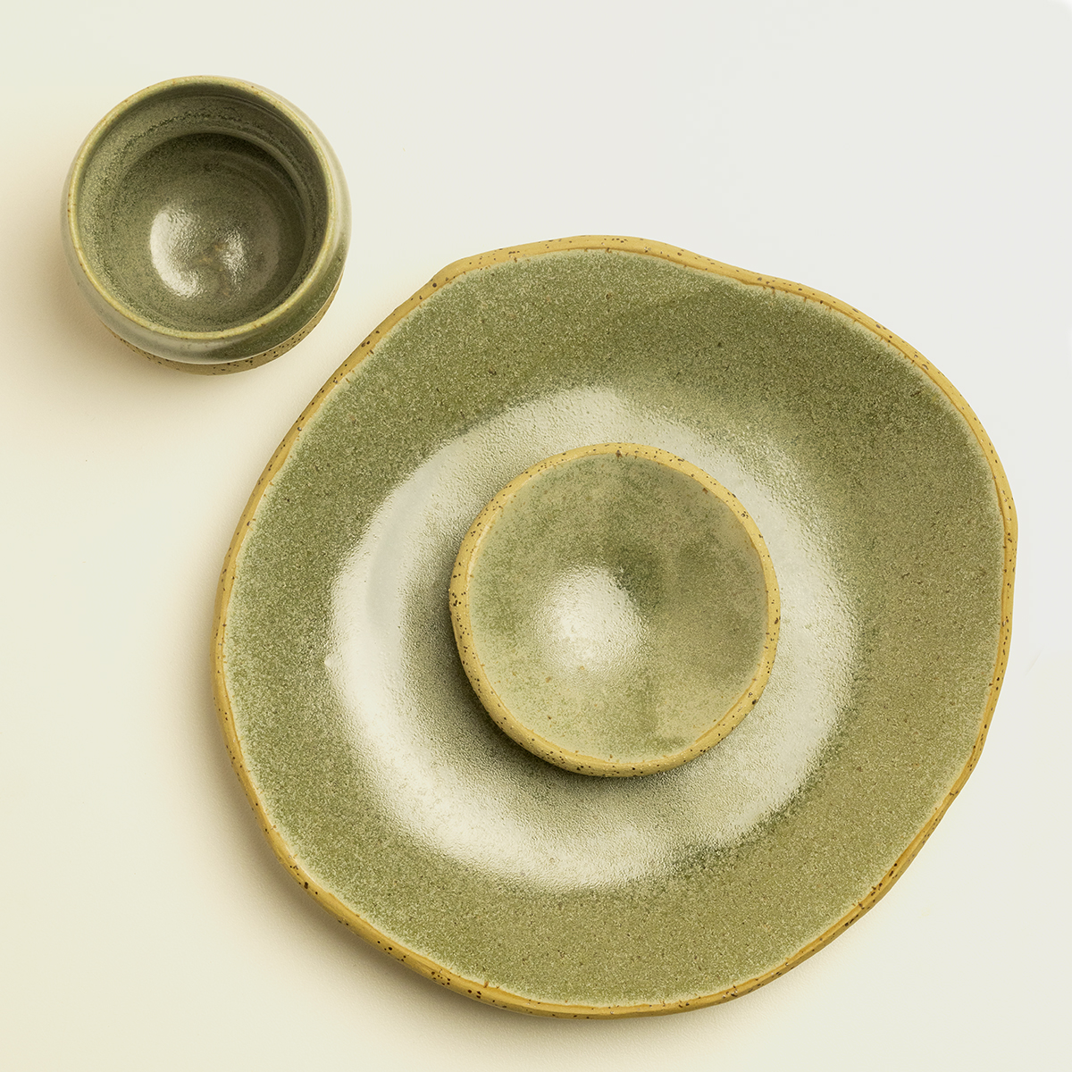 śniadaniowy talerz piegus, ceramiczny z piegowatej gliny szkliwiony na zielono