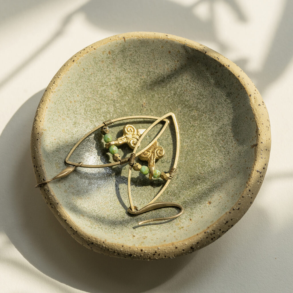 mini miseczka ceramiczna z piegowatej gliny szkliwiona na zielono