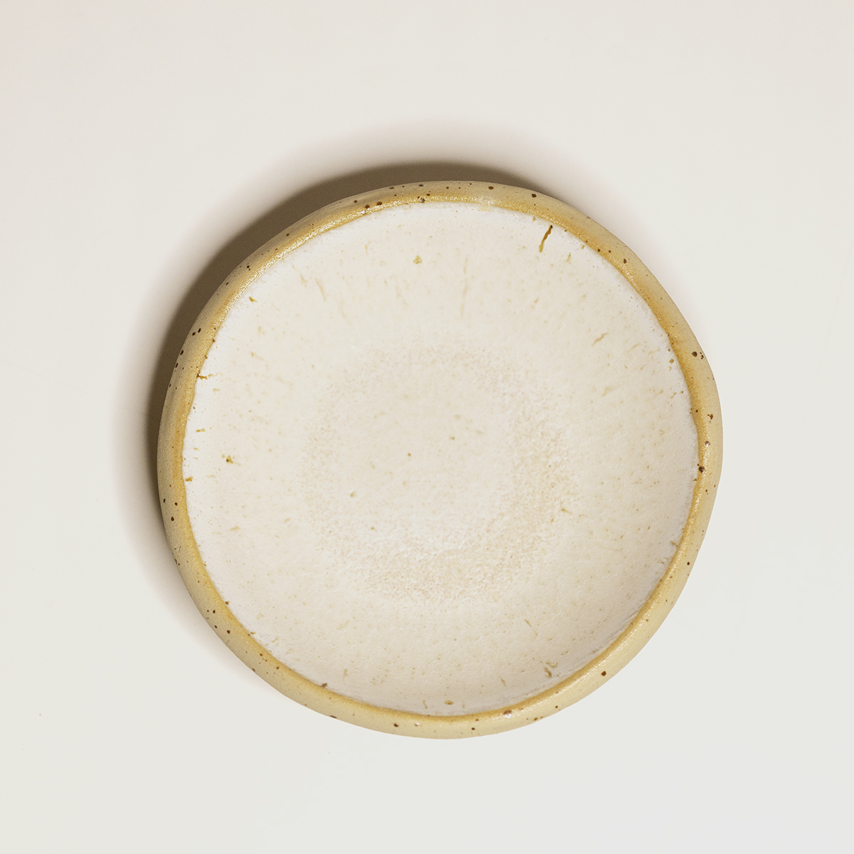 mała biała miseczka ceramiczna z piegowatej gliny